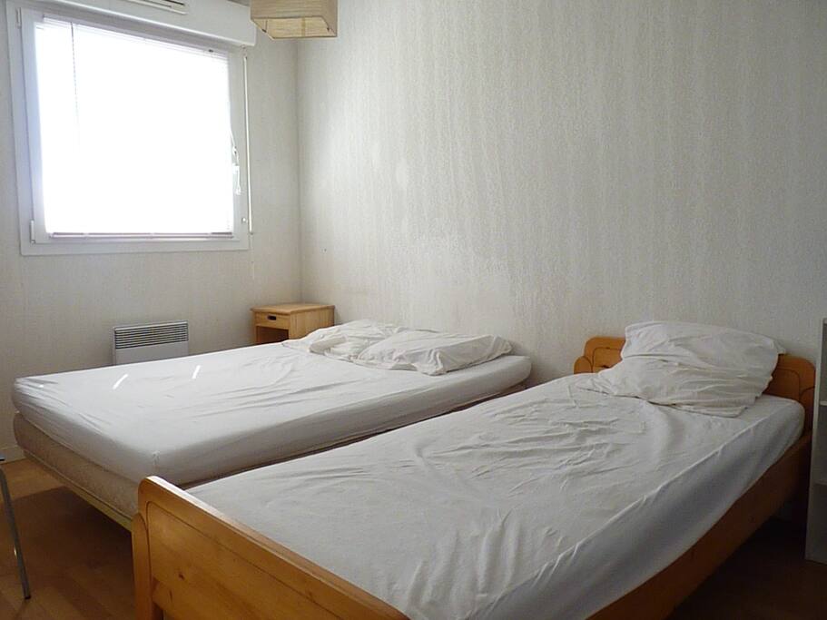 Une des chambres avec un lit de 140 et un lit de 90