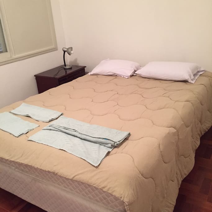 Amplo quarto com armário, cabideiro, mesa de computador