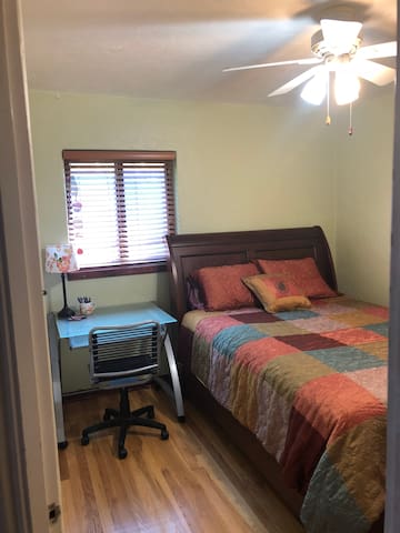 Sunny Bedroom near UNM, Downtown & Airport