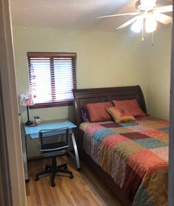 Sunny Bedroom near UNM, Downtown & Airport
