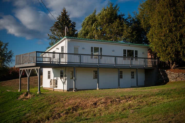 Tack House с голяма обвивка около верандата (когато е сезонно на разположение) може да се настани 2 - ма в голямо двойно легло или две единични легла.