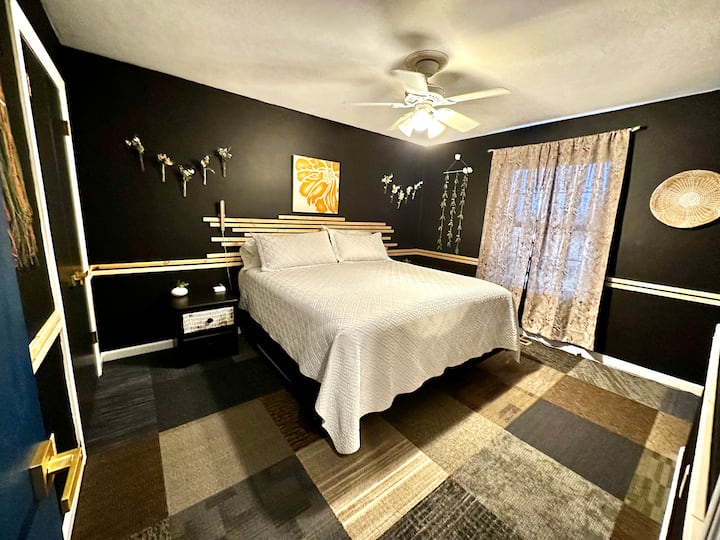 The Happy Hippie Room is the place night owls and night shifters will love. Vivuli kamili vya rangi nyeusi na rangi nyeusi za ukuta ni bora kwa walalao wa mchana.