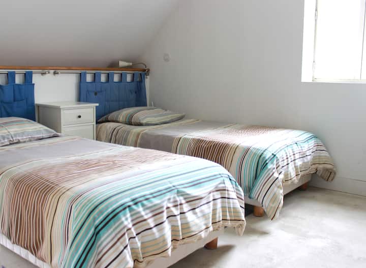 Une chambre avec vue sur le jardin
