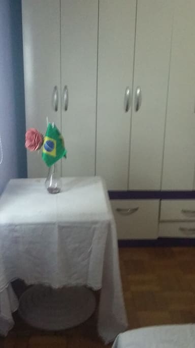 A mesa e o guarda roupa.