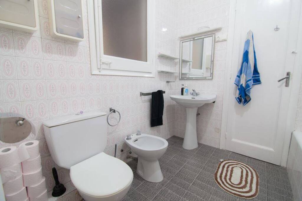 La bañera con ducha está dentro del baño también.