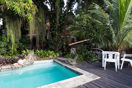 Studio privado em amplo jardim com piscina