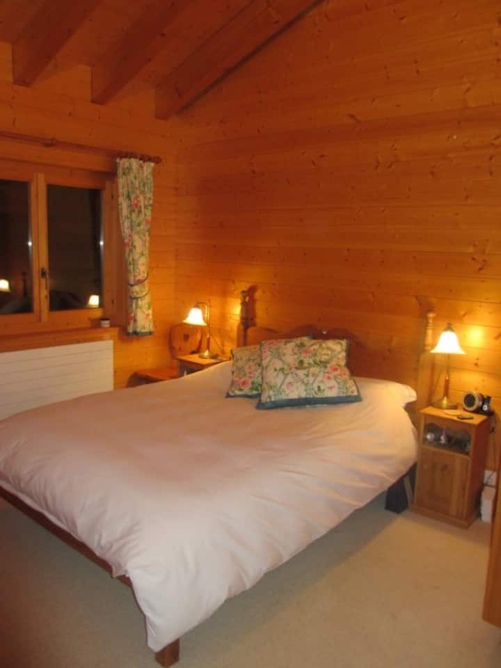 בחדר השינה הראשי יש מיטת קינג סייז עם מזרן ויסקו...