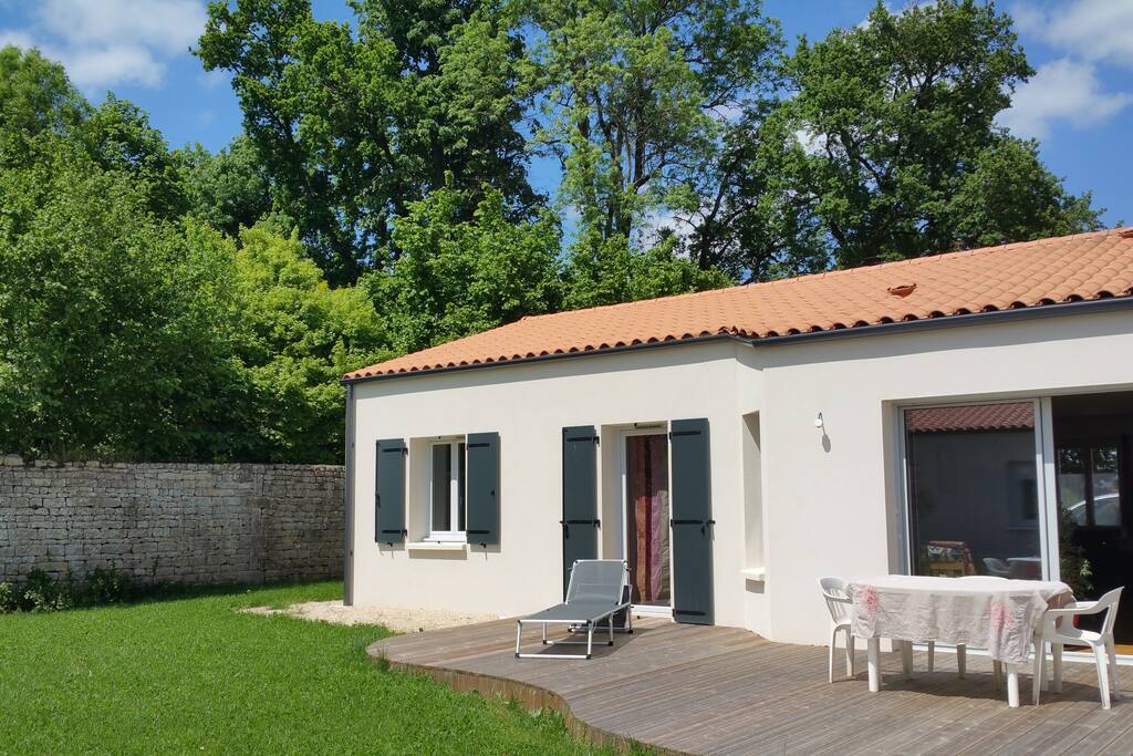 Salon et cuisine avec vue sur jardin