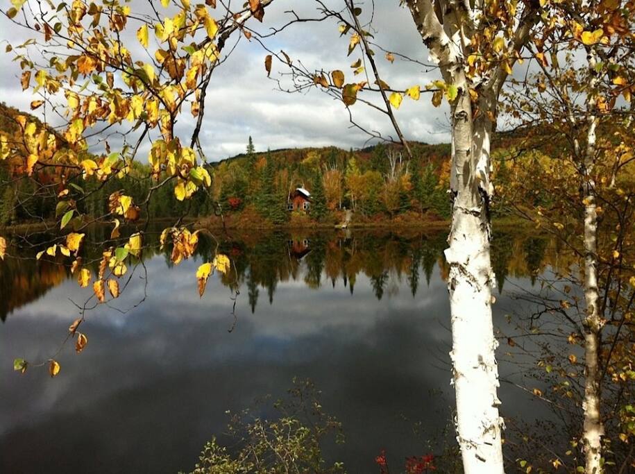 Vue du chalet sur le lac.