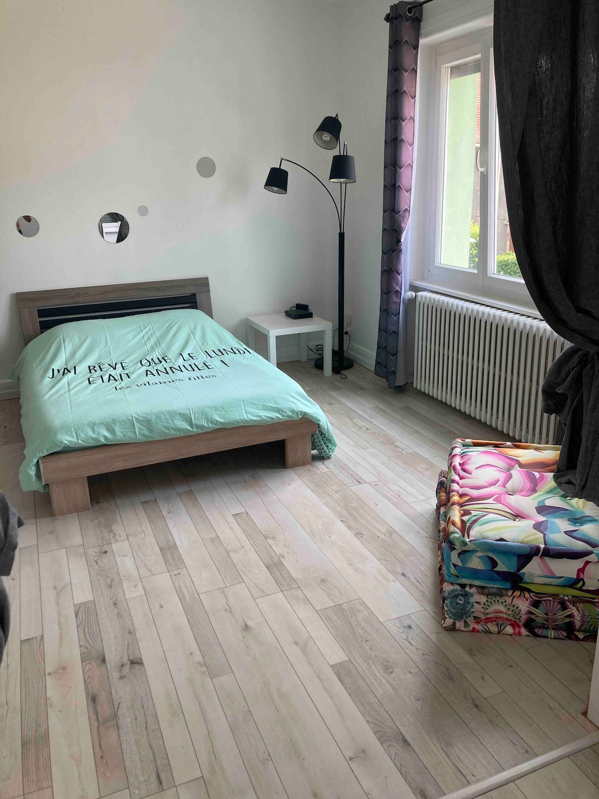 Spálňa 2, ktorá susedí s obývacou izbou, je od nej oddelená závesom. 