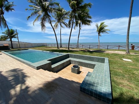 Beautiful beachfront house with pool in Peroba