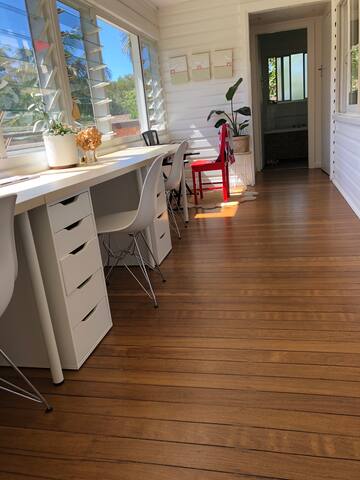 A welcoming family home, short stroll beaches gallery image 4