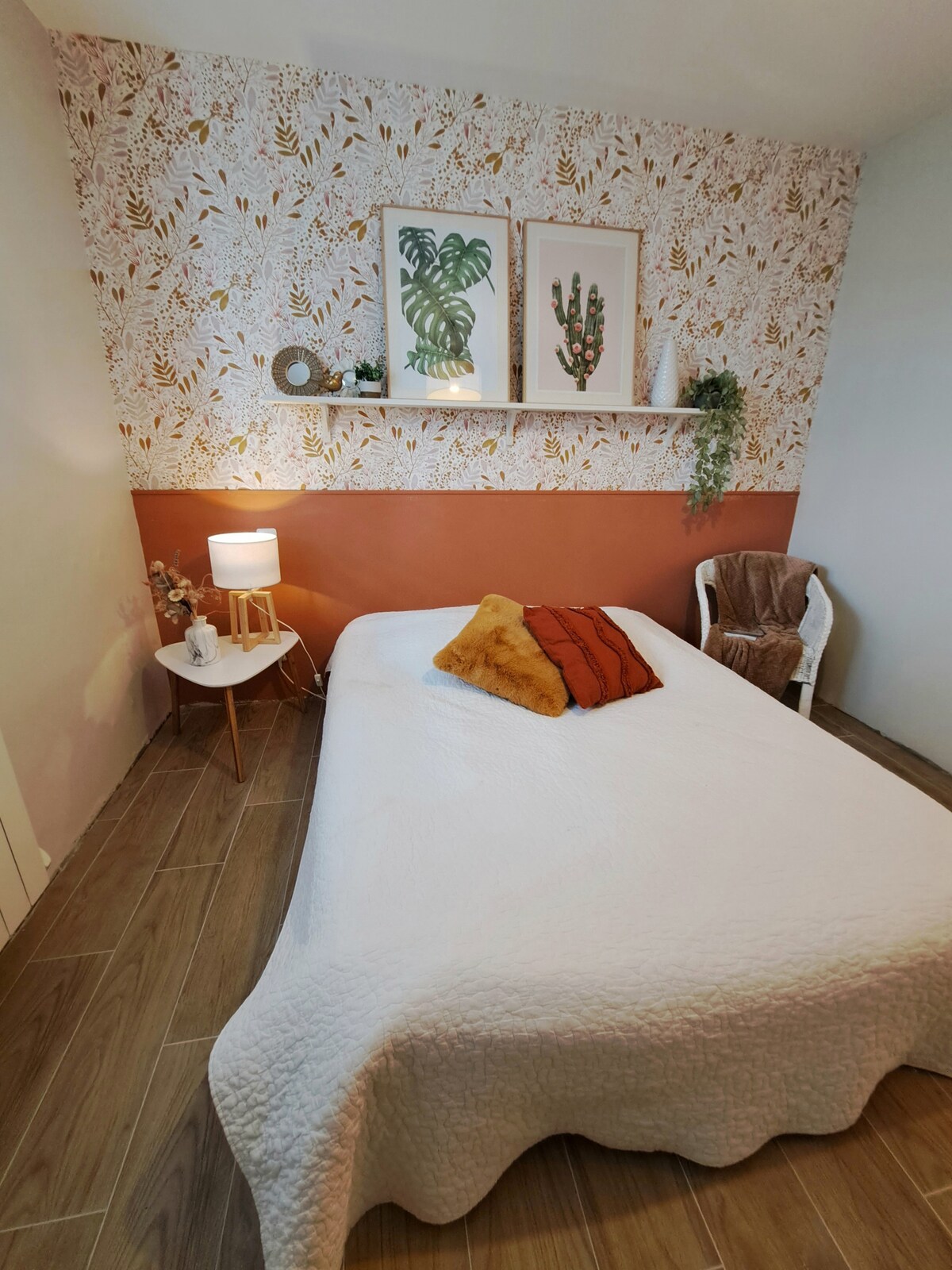 卧室配有双人床和衣柜。 第二张床是客厅的沙发床。 可以提供婴儿床。 提供毛巾和毛巾。