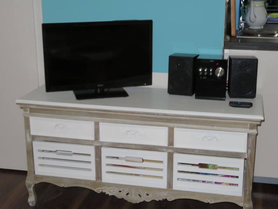 Flachbildfernseher und Hifi Anlage