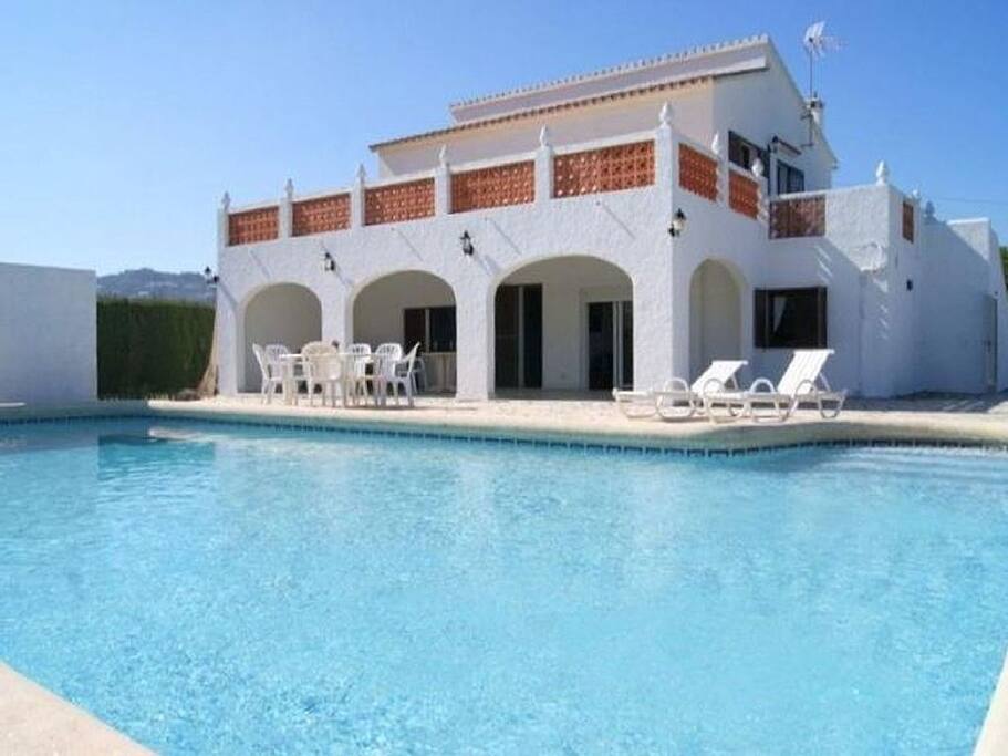 Very large pool with a covered and sun terrace