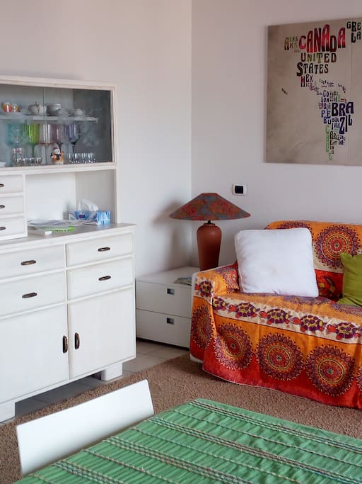 Angolo credenza e divano letto