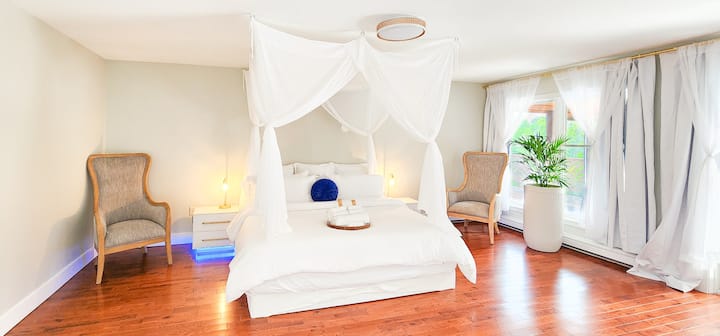 O quarto principal possui janelas do chão ao teto, uma cama king size, um banheiro privativo, um closet e um pátio exclusivo para momentos serenos.
