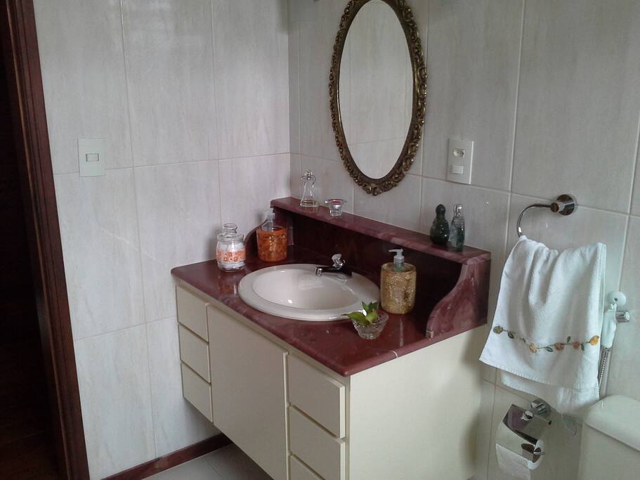 Banheiro que serve aos dois quartos de solteiro.