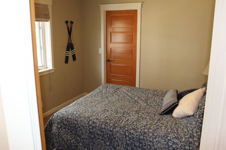 Queen bedroom w/walk in closet