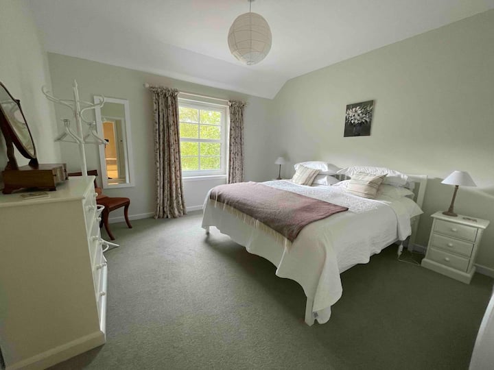 ห้องนอนกว้างขวางพร้อมเตียงคิงไซส์พิเศษ