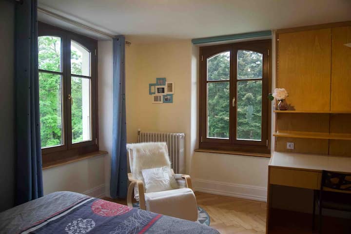 Dormitorio azul con cama doble y silla mecedora.
Espacio de oficina para teletrabajo - WiFi.