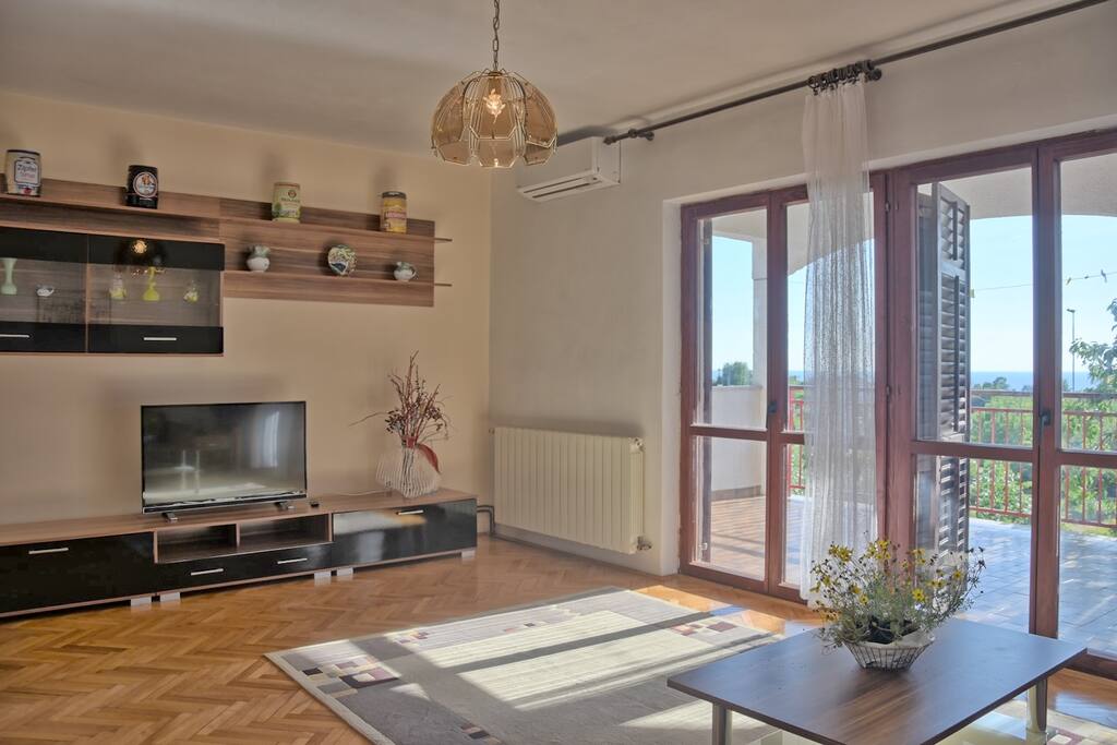 Living room with terrace and sea view