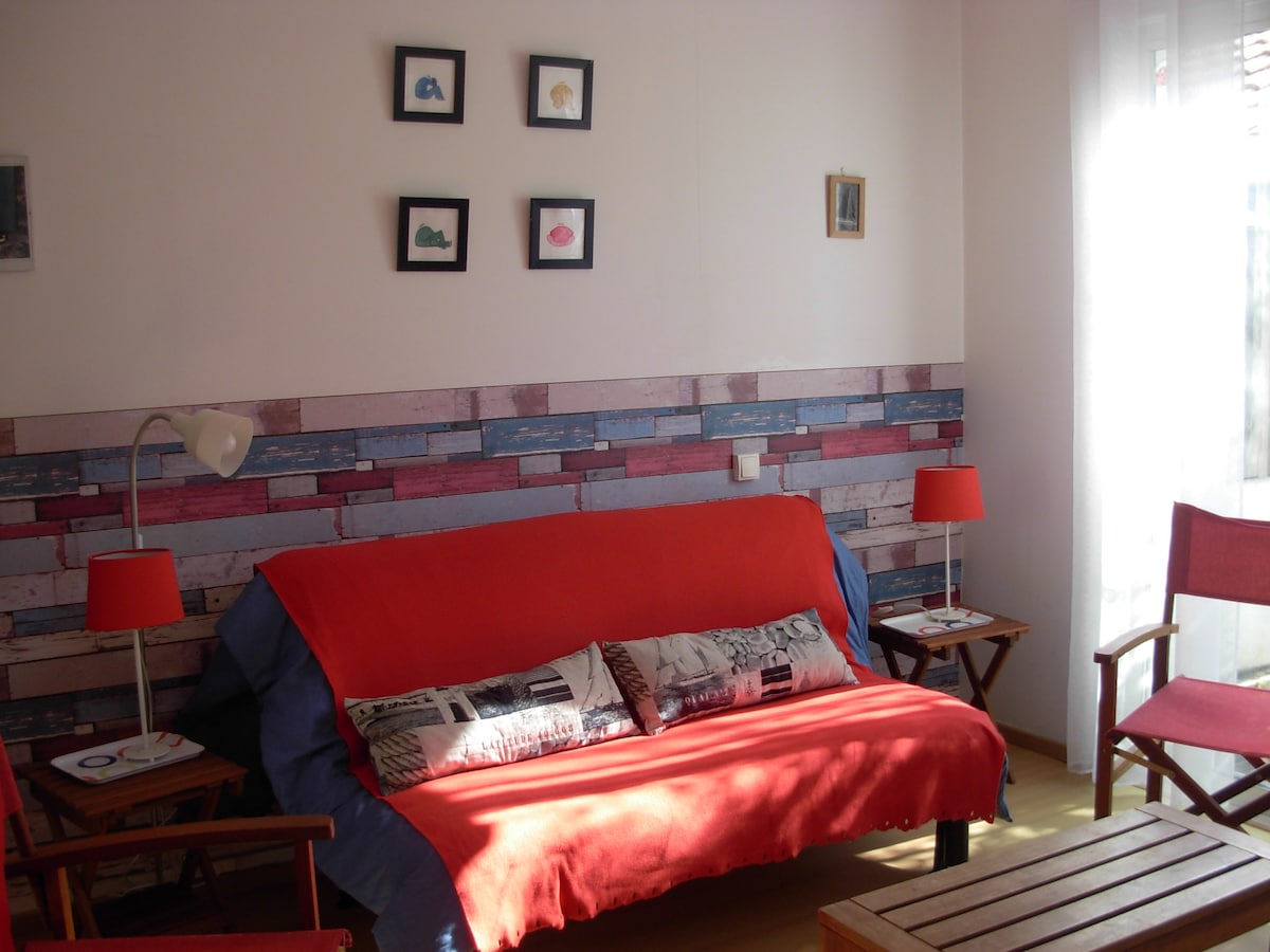 Top Airbnb: Small semi-detached house, pool, wifi à Andernos Les Bains