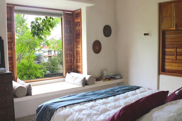 غرفة مع مكيف هواء