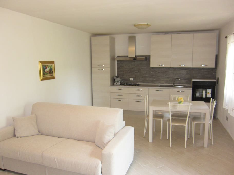 Ampio living con divano letto e cucina open space