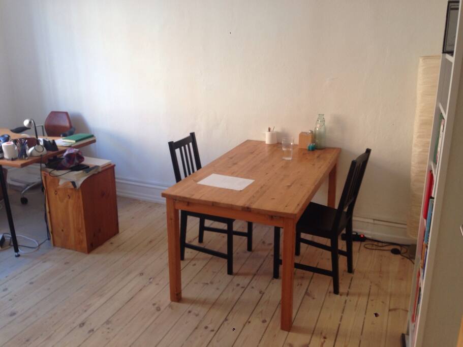 Living/dining room 3
Now with four chairs ;)