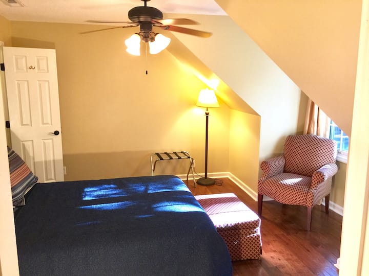 Спалня с двойно легло на горния етаж с 40 - инчов телевизор с плосък екран и голяма разходка в килера