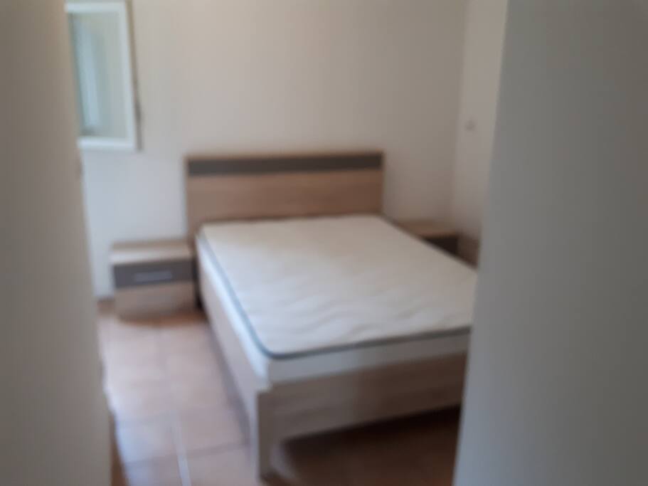 Chambre, séparée par un bâtit en dur