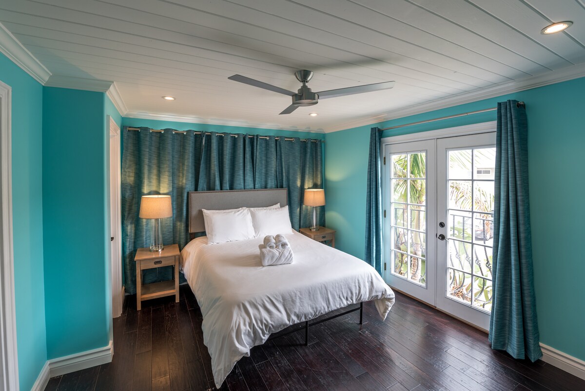 Glavna spavaća soba prostrana je s ormarom i privatnom kupaonicom