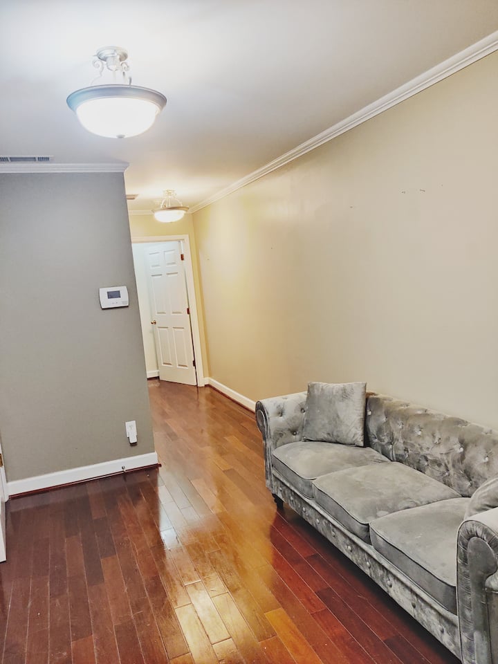 Holli i hyrjes/Ambienti i ndenjjes