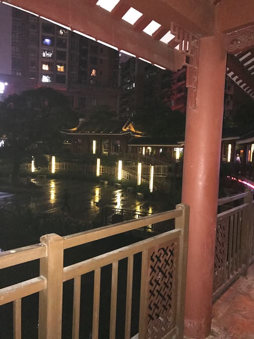 门口的夜色也宛如秋歌