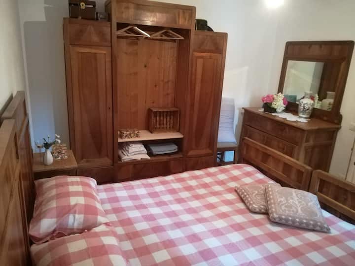 ห้องนอนคู่พร้อมตู้เสื้อผ้าสำหรับเก็บเสื้อผ้า