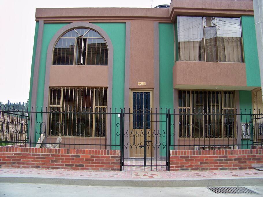 antejardin 2.50 mtrs entrada con reja asegurada