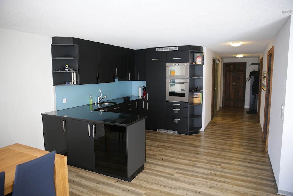 Küche mit Geschirrspüler, Backofen und Mikrowelle