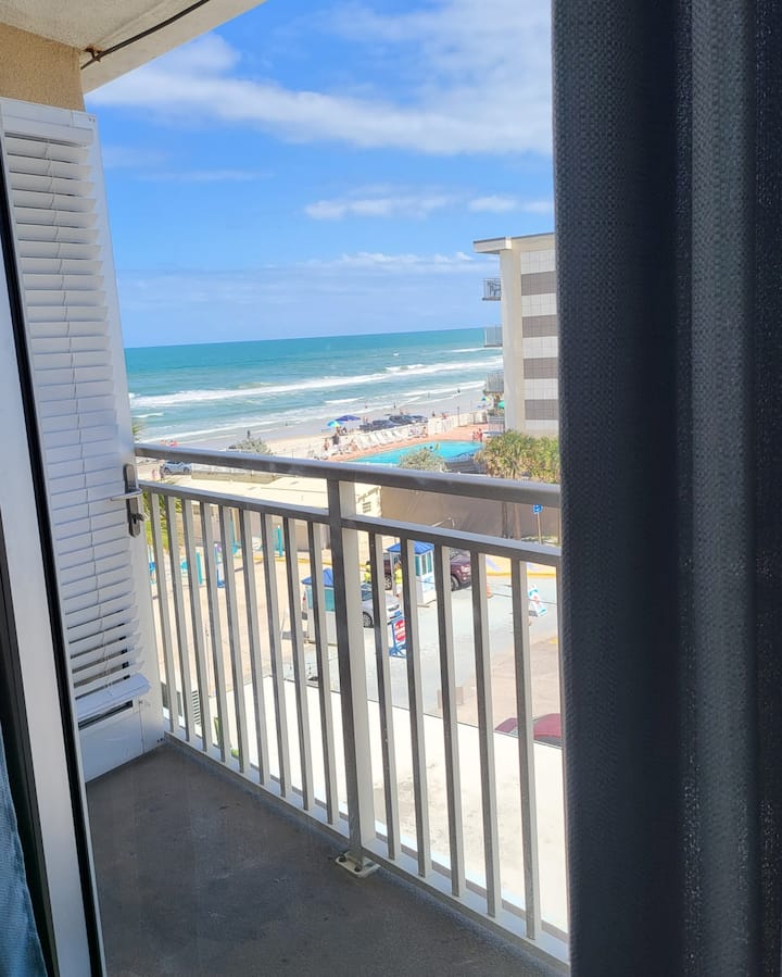 Beachfront Escape Balcony Pool Parking - Daytona Beach, FL