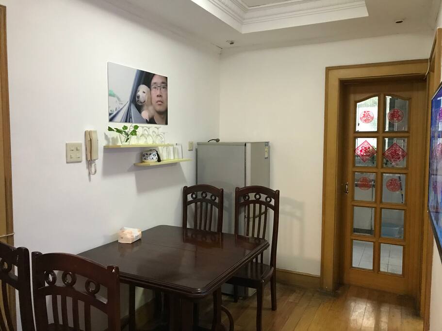 温馨的餐厅可以一起吃饭,可以一起看电视。