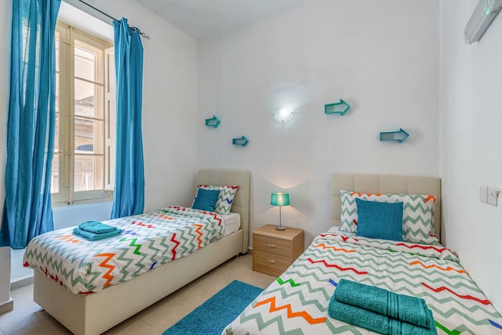 Comfy room in Sliema ★ A/C ★ walk to the beach