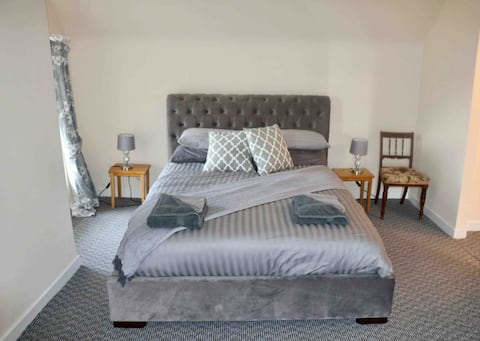 Spacious off-High St apartment in quiet location