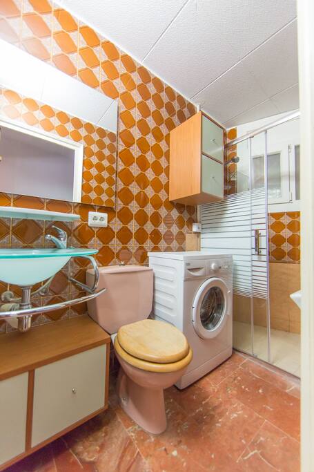 baño con ducha y lavadora