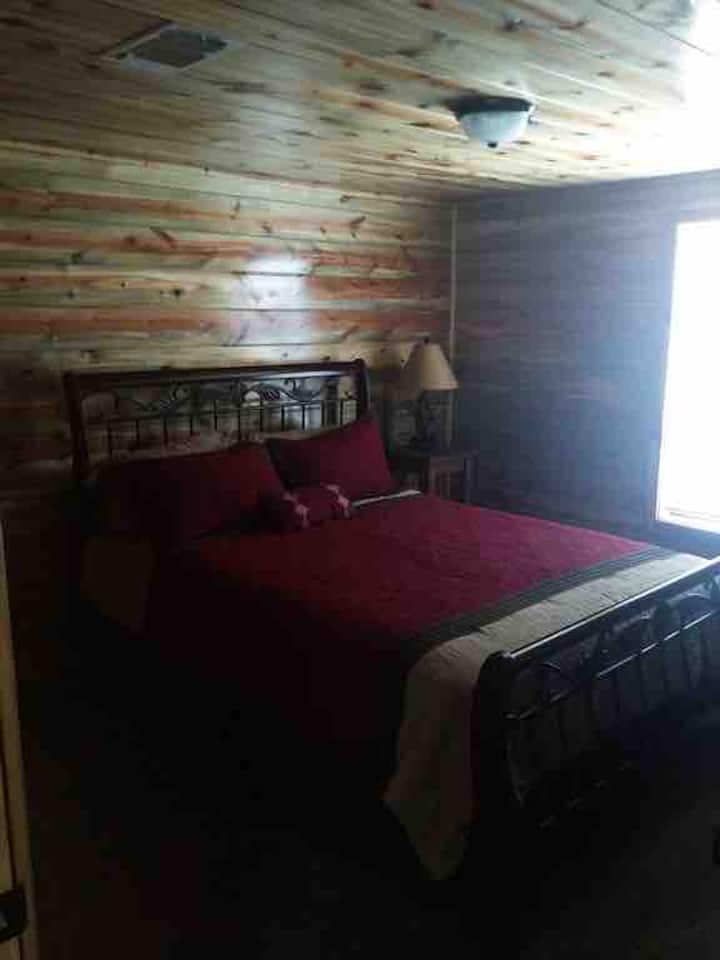 Táto spálňa má manželskú posteľ.