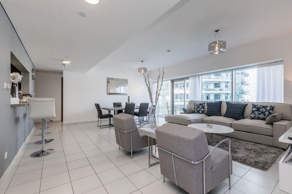 Luxurious Living Room with 55" 4K TV - Dining room - Kitchen Bar