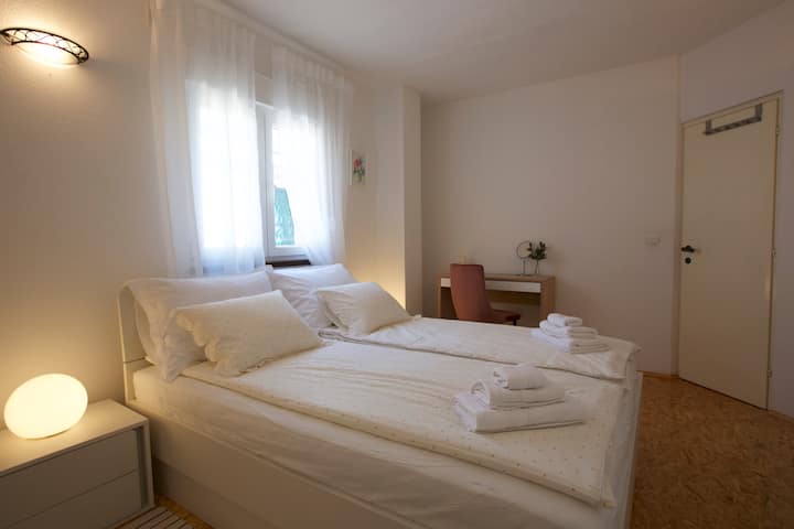 100号卧室位于Lipopir别墅「主屋」一楼/一楼。 这是唯一一间没有门可直接通往归属卫生间的卧室。 尽管存在轻微的缺点，但它仍然很迷人。