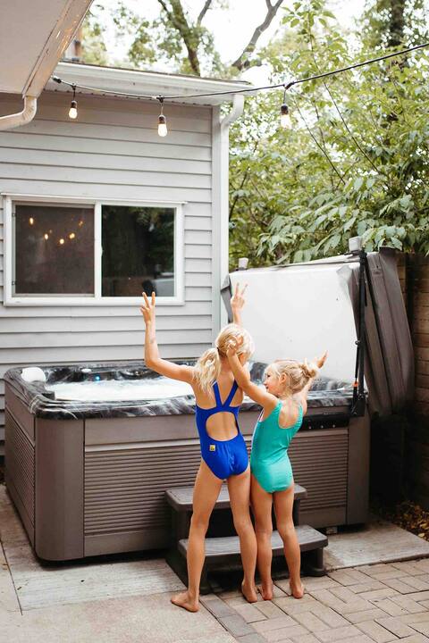 *Hot Tub* 3 Bd, Walk to Downtown & Broadway