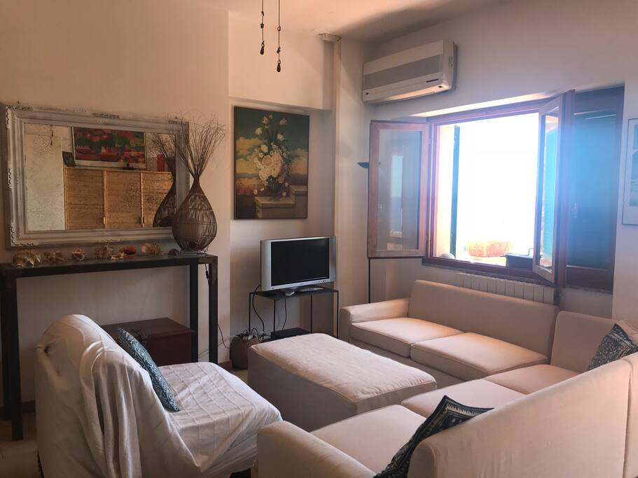 Soggiorno con vista mare