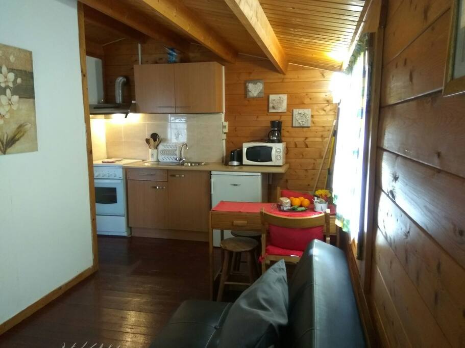 Cozinha e mesa.