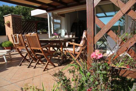 Annuncio Airbnb popolare: Beautiful penthouse just steps from the sea a Santa Marinella